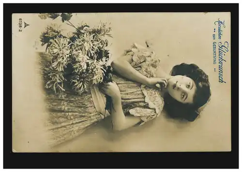 Mode-AK Nachdenkliche Frau mit Blumen, FRANFURT - BORNHEIM d 22.9.1911
