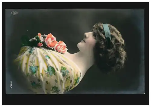 Mode-AK Frau mit blauem Stirnband und Rosen, BERLIN 1915