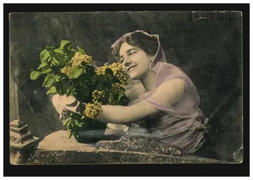 Mode-AK Lächelnde Frau mit Blumengewächs, ZWICKAU (SACHSEN) 2.10.1912 
