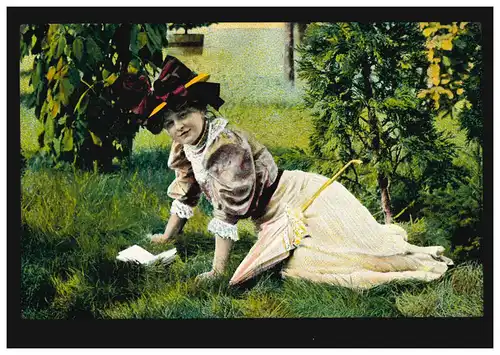 Mode AK femme couchée sur la prairie avec livre et parasol, inutilisé