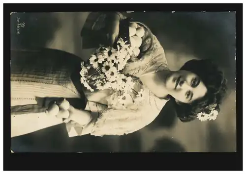 Mode AK Femme souriante avec bouquet de fleurs marguerites, HOOPTE (BZ. HAMBURG) 17.5.