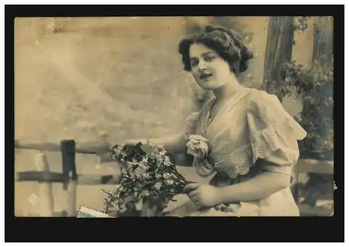 Mode AK Femme souriante avec des fleurs sur le banc, ANTWERPEN 12.7.1911