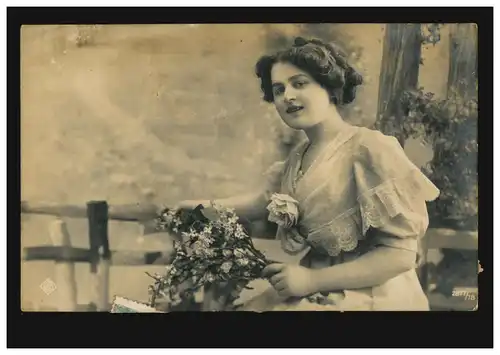 Mode-AK Lächelnde Frau mit Blumen auf der Bank, ANTWERPEN 12.7.1911