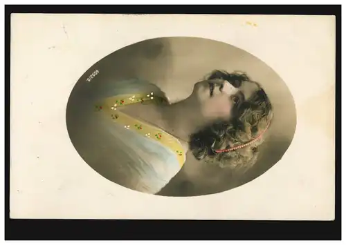 Mode-AK Frau mit rosa Perlenschnur im Haar - im Oval, EISENACH 27.2.1911