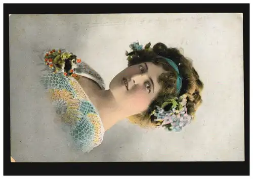 Mode AK femme avec bandeau bleu et fleurs dans les cheveux, STEIINMÜHLE 3.12.1913