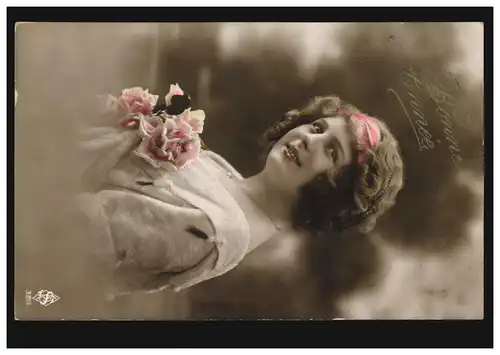 Mode-AK Lächelnde Frau mit rosa Kopfband und Rosen, ERQUELINNES 1914