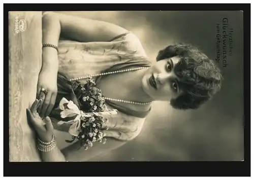 Mode-AK Sitzende Frau mit Primeln-Blumentopf, TÖNISHEIDE 13.1930 