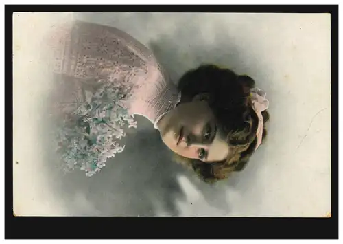 Mode-AK Frau mit rosa Haarband rosa Kleid Blumen, ZÜRICH UNTERSTRASSE 30.8.1913