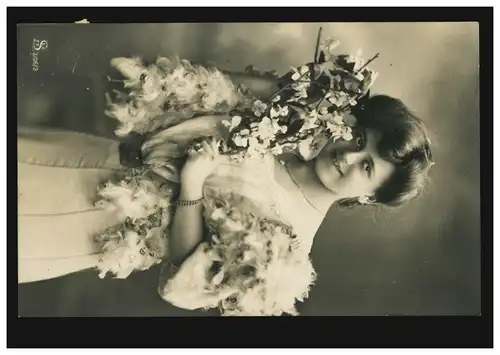 Mode AK femme avec boa plume et branche fleurie, BUSHOLZ 9.7.1908