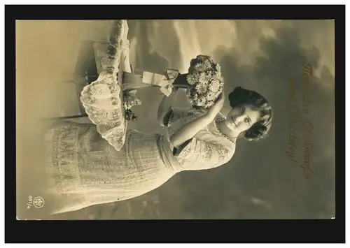 Mode-AK Frau mit Vase Blumen Tisch, NIEDERODERWITZ (AMTSH. ZITTAU) 13.9.1912