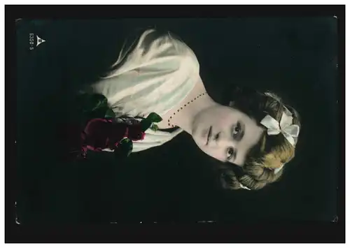 Mode-AK Frau mit Haarschleife und roten Rosen, LEIPZIG 18.12.1910