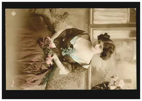 Mode AK femme assise avec décolleté bleu et roses roses, inutilisé