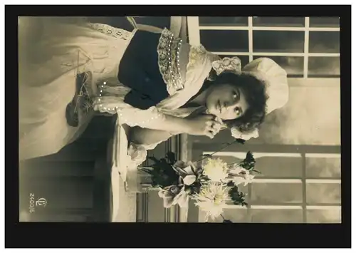 Mode-AK Sitzende Frau mit Haube beim Stricken und Lesen, DRESDEN 1910
