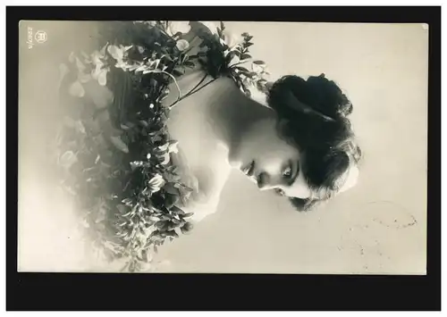 Mode AK Femme avec des branches florales, AUGBURG 10.3.1911 vers Munich