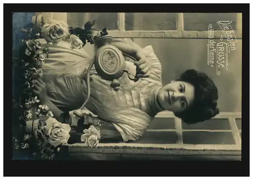 Mode-AK Frau mit Gießkanne und Rosen am Fenster, GÖTTINGEN 1 c 25.9.1908
