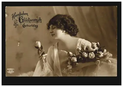 Mode-AK Frau im weißen Kleid mit Rosen, Verlag N.N.K., MARTFELD 1.8.1924