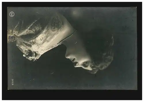 Mode-AK Frau mit Halskette und Blume am Kleid, NÜRNBERG 31.8.1919