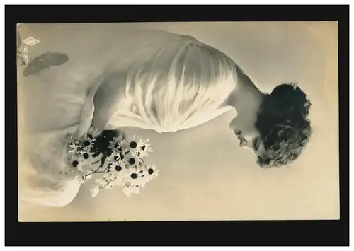 Mode-AK Frau im weißen Kleid mit Margeritenstrauß, SOLINGEN 1916