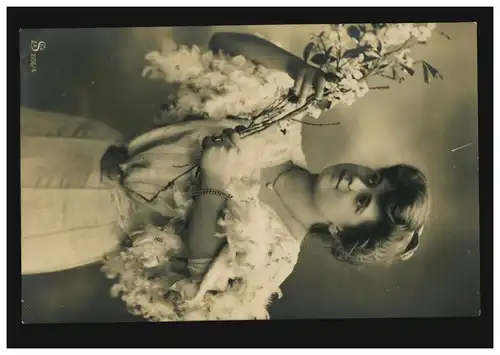 Mode AK femme en robe blanche avec des branches de fleurs, WÜRZBURG 31.12.1907