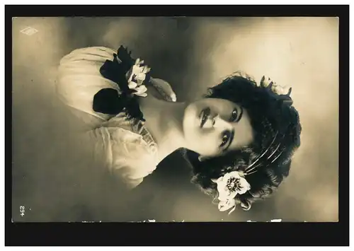 Mode-AK Lächelnde Frau mit Blume im Haar, WILHELMSHAVEN 8.1.1912