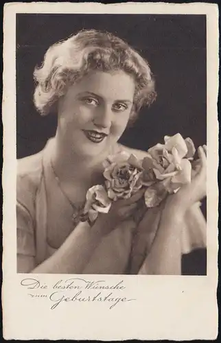 Foto-AK Geburtstag - Lächelnde Frau mit Blumen, SSt RABENAU 13.2.1942
