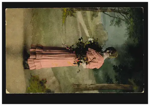 Künstler-AK Frau im rosa Kleid mit Blumen vor Landschaftsbild, ungebraucht