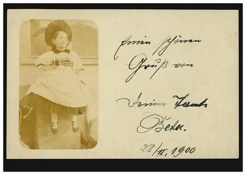 Photo AK fille en robe blanche avec chapeau assis sur le socle, couru 1900