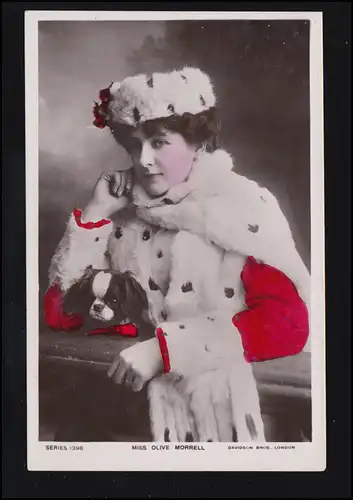 AK Schauspielerin Miss Olive Morrel im Pelz mit Hund, ungebraucht 