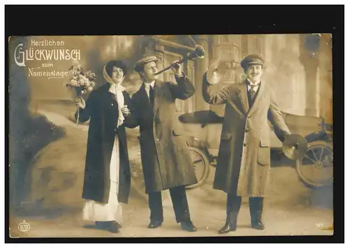 Foto-Ansichtskarte Namenstag Fröhliche Erwachsene mit Trompete, gelaufen 1913