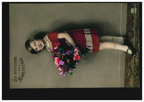 Foto-Ansichtskarte Namenstag Mädchen im roten Kleid, HERGENSWEILER 5.11.1915
