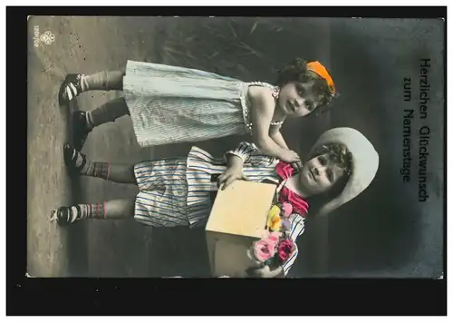 Ansichtskarte Namenstag Kinder bringen Blumen im Karton, APFELDORF 13.10.1909