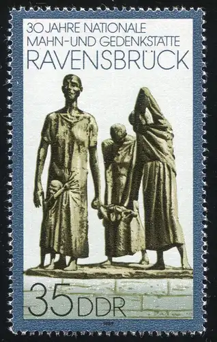 3274I Gedankstätte Ravensbrück: weißer Punkt in in der Achsel, Feld 17 **