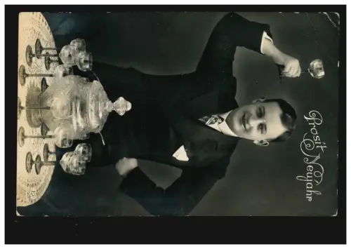 Foto-Ansichtskarte Neujahr Mann mit erhobenem Bowleglas, MEUDT 31.12.1929