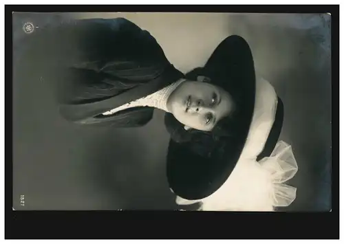 Mode-AK Lächelnde Frau mit großem Hut, Verlag NPG Berlin-Strelitz, gelaufen 1910