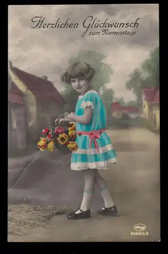 Kinder-AK Glückwünsche Namenstag: Mädchen mit Rosen auf der Dorfstraße, 1928