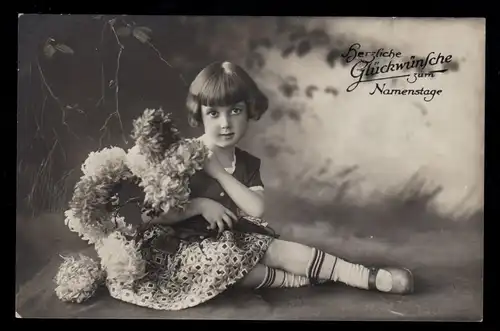 Félicitations pour les enfants-AK Fête des noms: Fille assise avec des fleurs, SIMMERBERG 1935