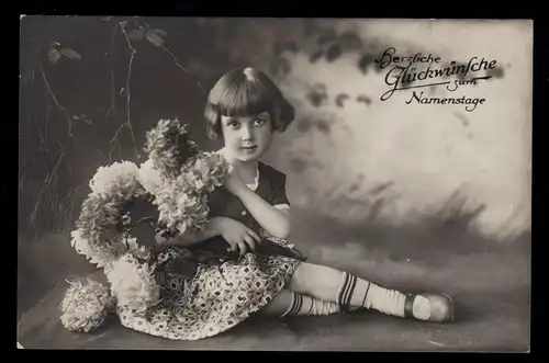 Kinder-AK Glückwünsche Namenstag: Sitzendes Mädchen mit Blumen, SIMMERBERG 1935