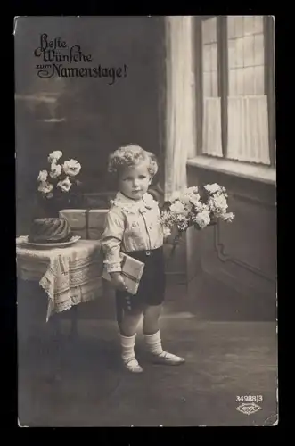 Félicitations pour les enfants-AK Fête des noms: garçon avec des fleurs et cadeau, CRUFT 25.7.1922