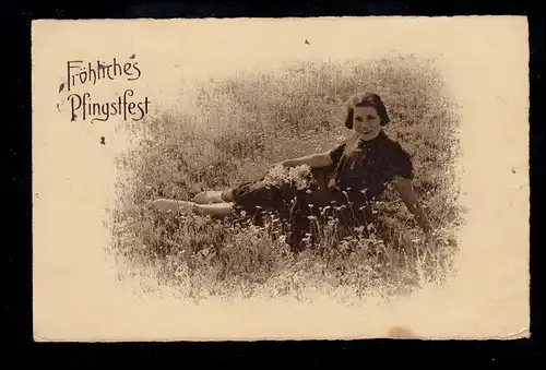 Photo AK Pentecôte: Femme souriante dans la prairie, MINDEN (CUR.) 1938