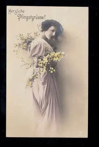 AK Pfingsten: Frau im rosa Kleid mit Blumen, ESSEN WEST 4 d - 11.6.1916