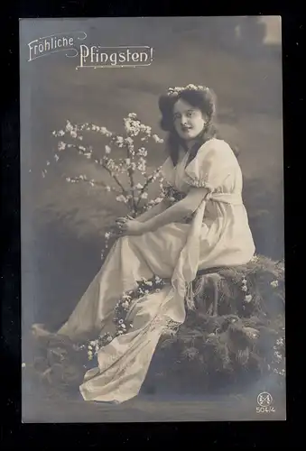 Foto-AK Pfingsten: Frau im weißen Kleid mit Blumen, CRÖV (MOSEL)