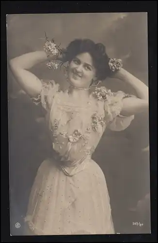 Mode-AK Lächelnde Frau mit Blumenkleid, UNTERPÖRLITZ 18.7.1907