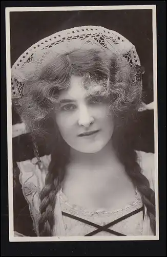 Mode-AK junge Frau mit Zöpfen und Haube, CÖLN 9.5.1907