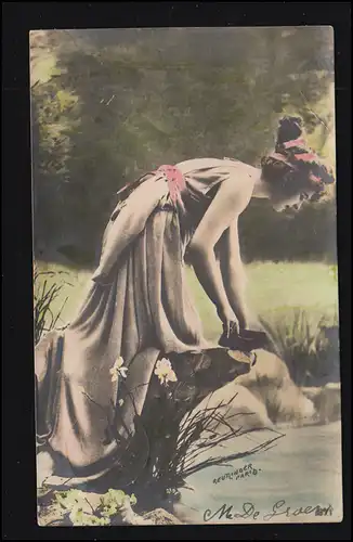 Mode AK Photo Reutlinger: femme avec une longue robe à la source d'eau, BRUXELLES 1903