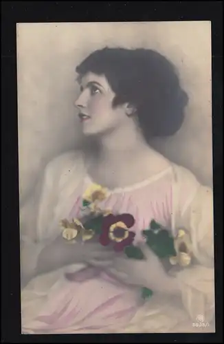 Mode-AK Besinnliche Frau mit Blumen, aus Malching per Bahnpost 24.1.1918