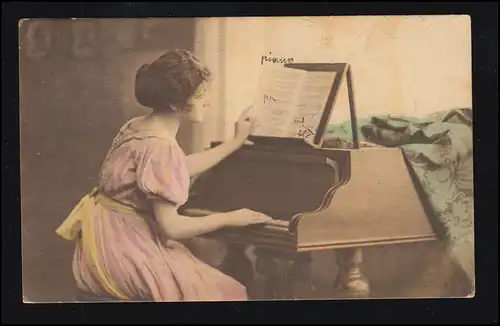 Mode-AK Frau am Klavier mit Notenblätter, beschriftet 1921