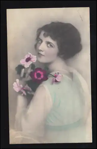 Mode-AK Zurückschauende Frau mit Blumen, aus Malching per Bahnpost 25.11.1918