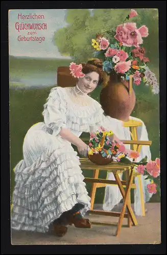 Mode-AK Sitzende Frau im weißen Kleid mit Blumen, HAMBURG 24.8.1915