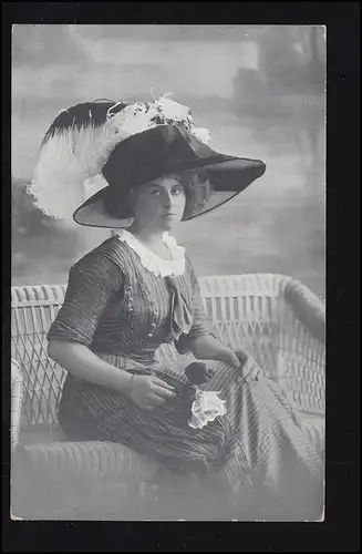 Mode AK femme assise avec grand chapeau avec ressorts GRONINGEN 24.9.12 selon ENKHUIZEN