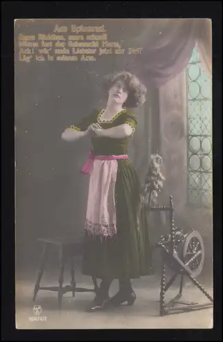 Mode-AK Stehende Frau mit Spinnrad, WARNSDORF 1916